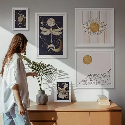 Gallery wall met stijlvolle motieven van ruimte-insecten