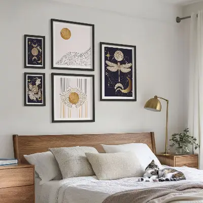 Gallery wall met stijlvolle motieven van ruimte-insecten