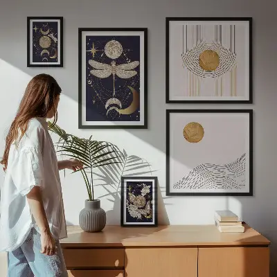 Gallery wall met stijlvolle motieven van ruimte-insecten