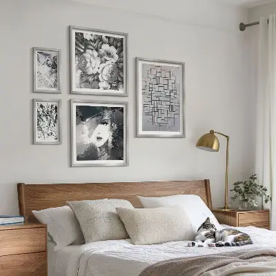 Gallery wall abstracte bloemen en modern portret