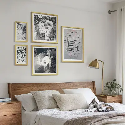Gallery wall abstracte bloemen en modern portret