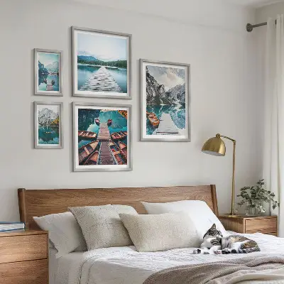 Set van moderne schilderijen met berglandschappen en waterwegen
