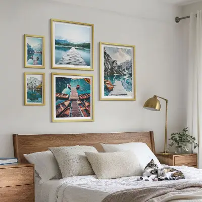 Set van moderne schilderijen met berglandschappen en waterwegen