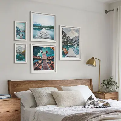 Set van moderne schilderijen met berglandschappen en waterwegen