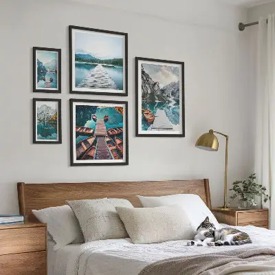Set van moderne schilderijen met berglandschappen en waterwegen