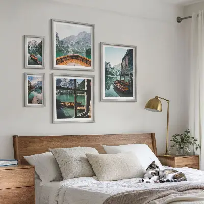 Gallery wall meren en berglandschap in rustgevende stijl