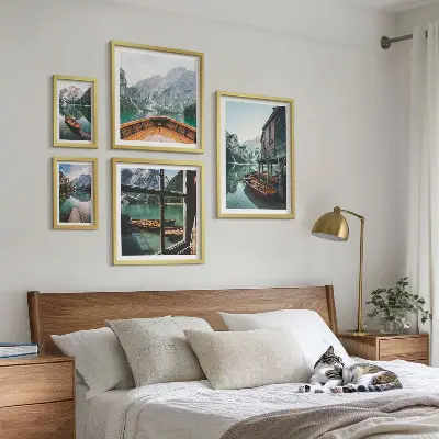 Gallery wall meren en berglandschap in rustgevende stijl