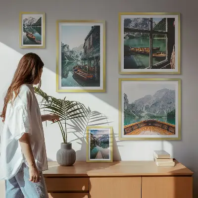 Gallery wall meren en berglandschap in rustgevende stijl