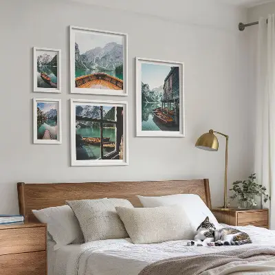Gallery wall meren en berglandschap in rustgevende stijl