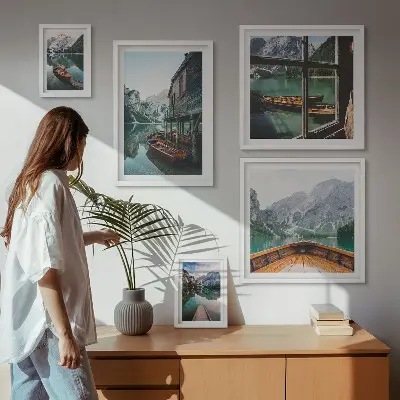 Gallery wall meren en berglandschap in rustgevende stijl