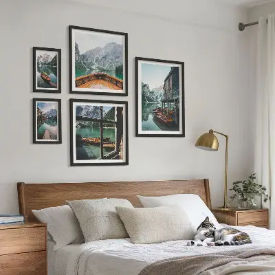 Gallery wall meren en berglandschap in rustgevende stijl