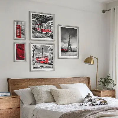 Moderne schilderijenset met architectonische iconen en voertuigen