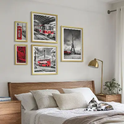 Moderne schilderijenset met architectonische iconen en voertuigen