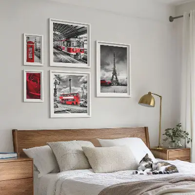 Moderne schilderijenset met architectonische iconen en voertuigen