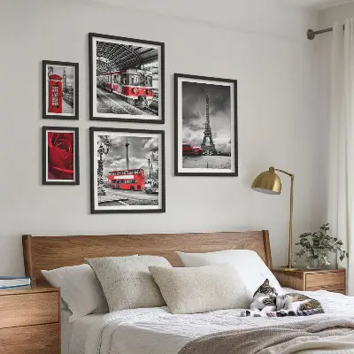 Moderne schilderijenset met architectonische iconen en voertuigen