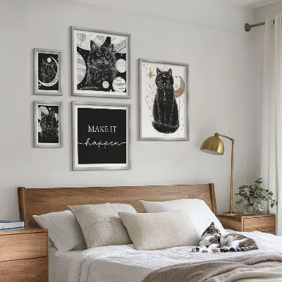 Gallery wall met zwarte katten in boho stijl