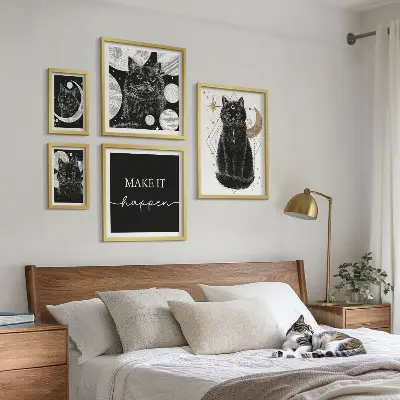 Gallery wall met zwarte katten in boho stijl