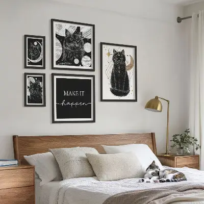 Gallery wall met zwarte katten in boho stijl