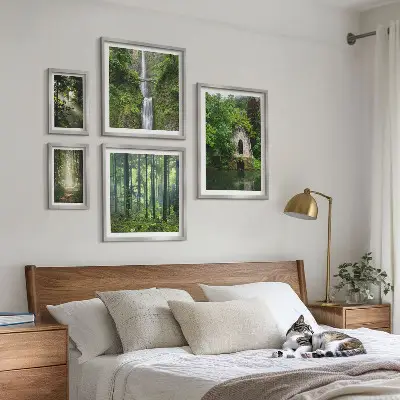Set van moderne schilderijen met natuurthema van groene bossen en watervallen
