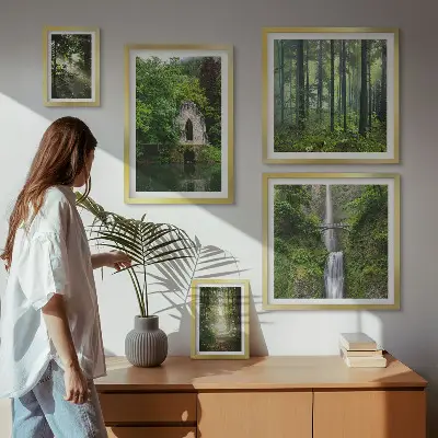 Set van moderne schilderijen met natuurthema van groene bossen en watervallen