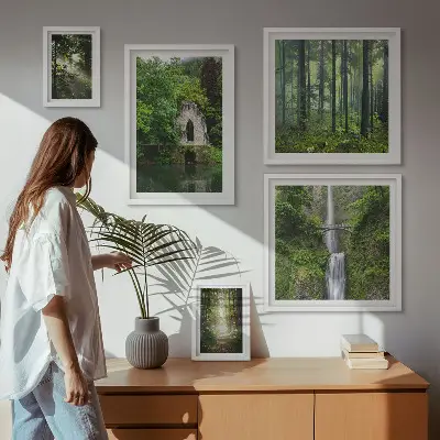 Set van moderne schilderijen met natuurthema van groene bossen en watervallen