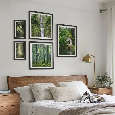 Set van moderne schilderijen met natuurthema van groene bossen en watervallen