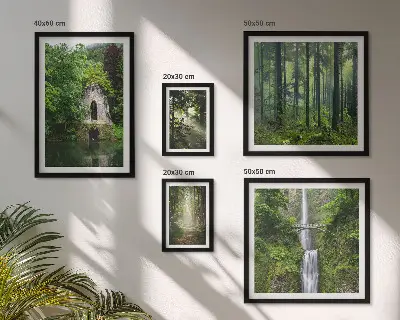 Set van moderne schilderijen met natuurthema van groene bossen en watervallen