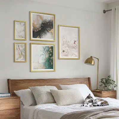 Moderne schilderijen set met bloemaccenten en abstracte elegantie