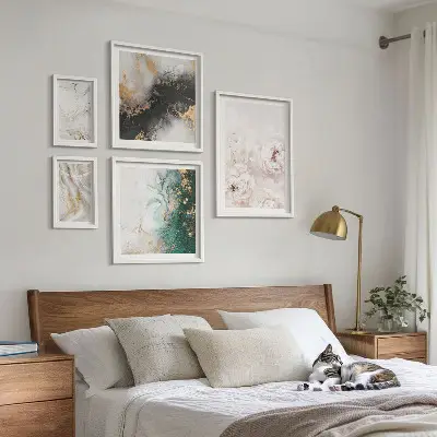Moderne schilderijen set met bloemaccenten en abstracte elegantie
