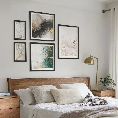 Moderne schilderijen set met bloemaccenten en abstracte elegantie