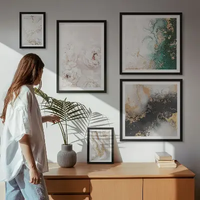 Moderne schilderijen set met bloemaccenten en abstracte elegantie