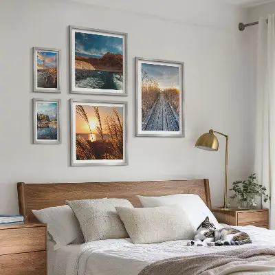 Wanddecoratie landschap met water, vegetatie en een wandelpad