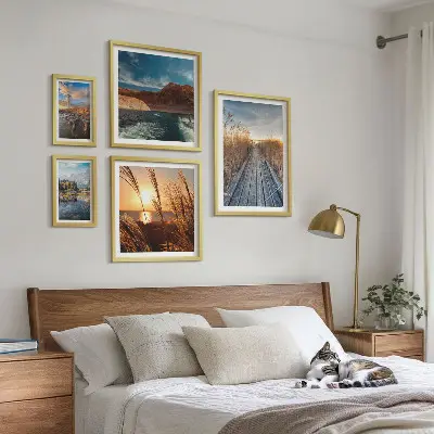 Wanddecoratie landschap met water, vegetatie en een wandelpad