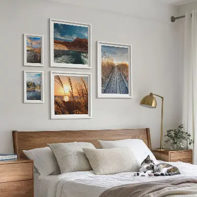 Wanddecoratie landschap met water, vegetatie en een wandelpad