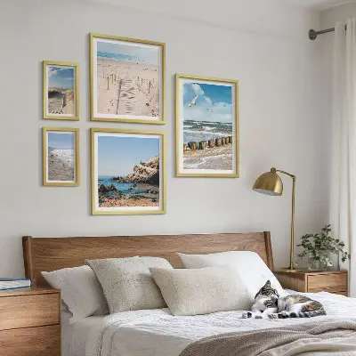 Set van moderne schilderijen met strandlandschappen aan zee