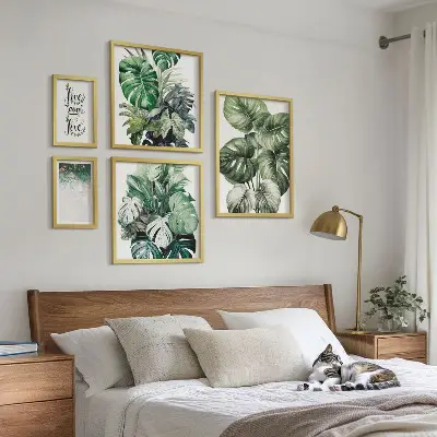 Gallery wall met plantmotieven, citaten en abstracte kunst