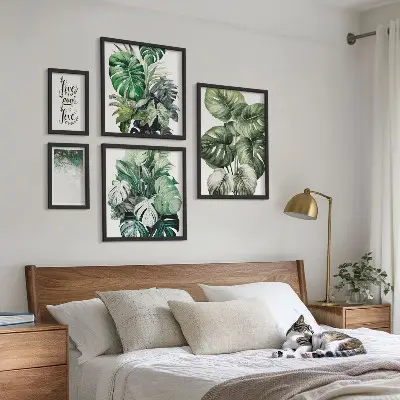 Gallery wall met plantmotieven, citaten en abstracte kunst