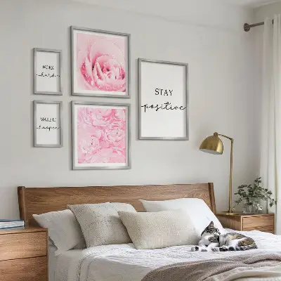 Gallery wall met motiverende citaten over bloemen