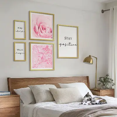 Gallery wall met motiverende citaten over bloemen