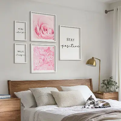 Gallery wall met motiverende citaten over bloemen