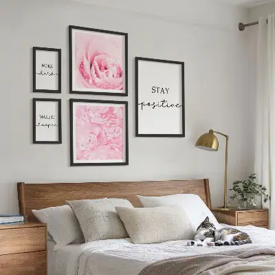 Gallery wall met motiverende citaten over bloemen