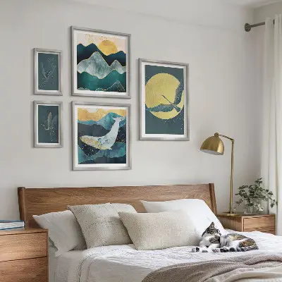 Wanddecoratie compositie met vogels en bergen in een moderne stijl
