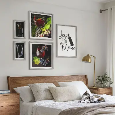 Wanddecoratie met wijn en accessoires stijlvolle compositie