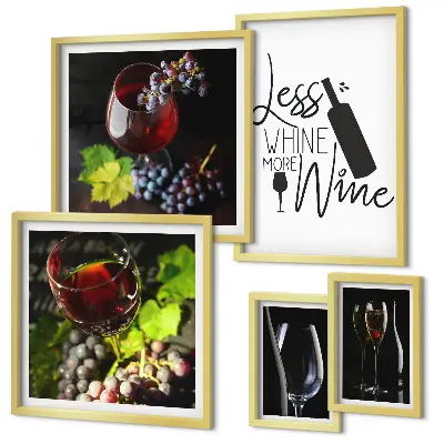 Wanddecoratie met wijn en accessoires stijlvolle compositie