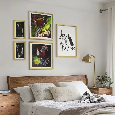 Wanddecoratie met wijn en accessoires stijlvolle compositie