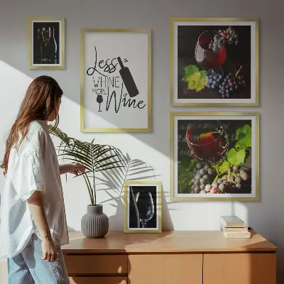 Wanddecoratie met wijn en accessoires stijlvolle compositie