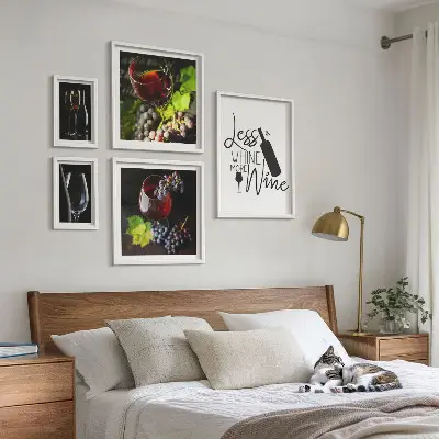 Wanddecoratie met wijn en accessoires stijlvolle compositie