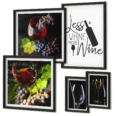 Wanddecoratie met wijn en accessoires stijlvolle compositie