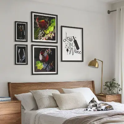 Wanddecoratie met wijn en accessoires stijlvolle compositie