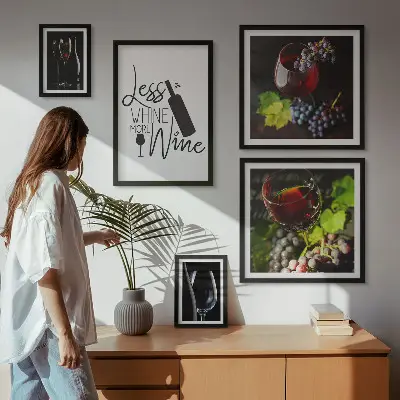 Wanddecoratie met wijn en accessoires stijlvolle compositie